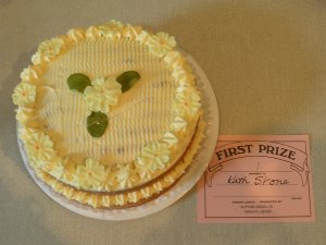 The winning lemon sponge cake with springtime decoration
